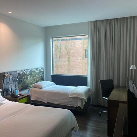 Hotel Hampton By Hilton Cali Exterior foto